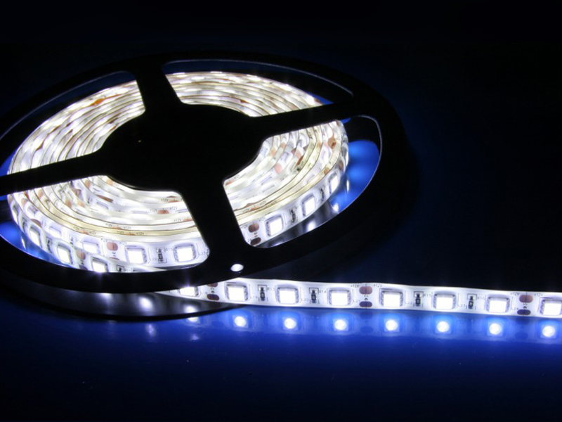 Bílý LED pásek 5 m + trafo a ovladač Bílý LED pásek 5 m + trafo a ovladač
